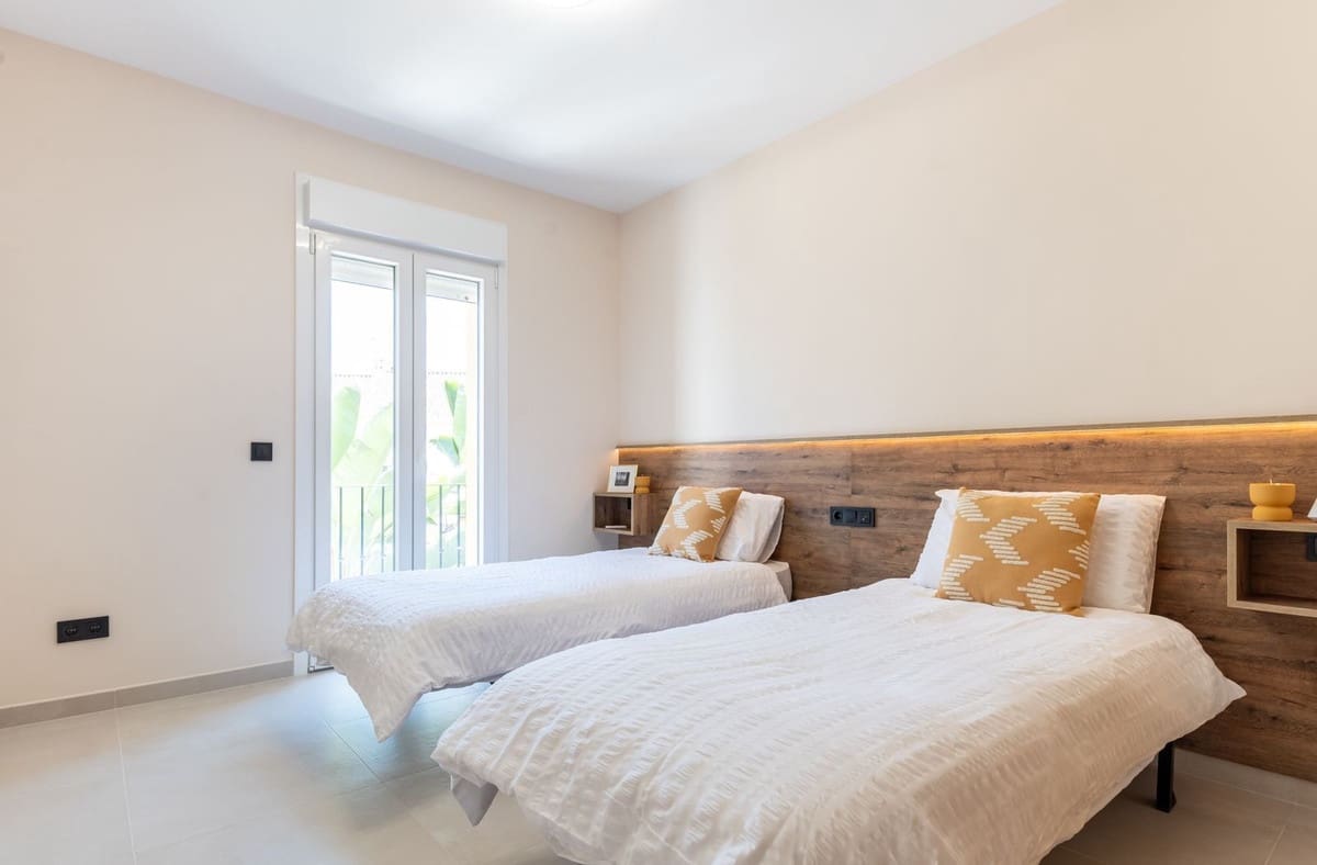 4 makuuhuone Omakotitalo myytävänä paikassa Estepona mukana uima-altaan 
autotalli - 745 000 € (Ref: 9147710)