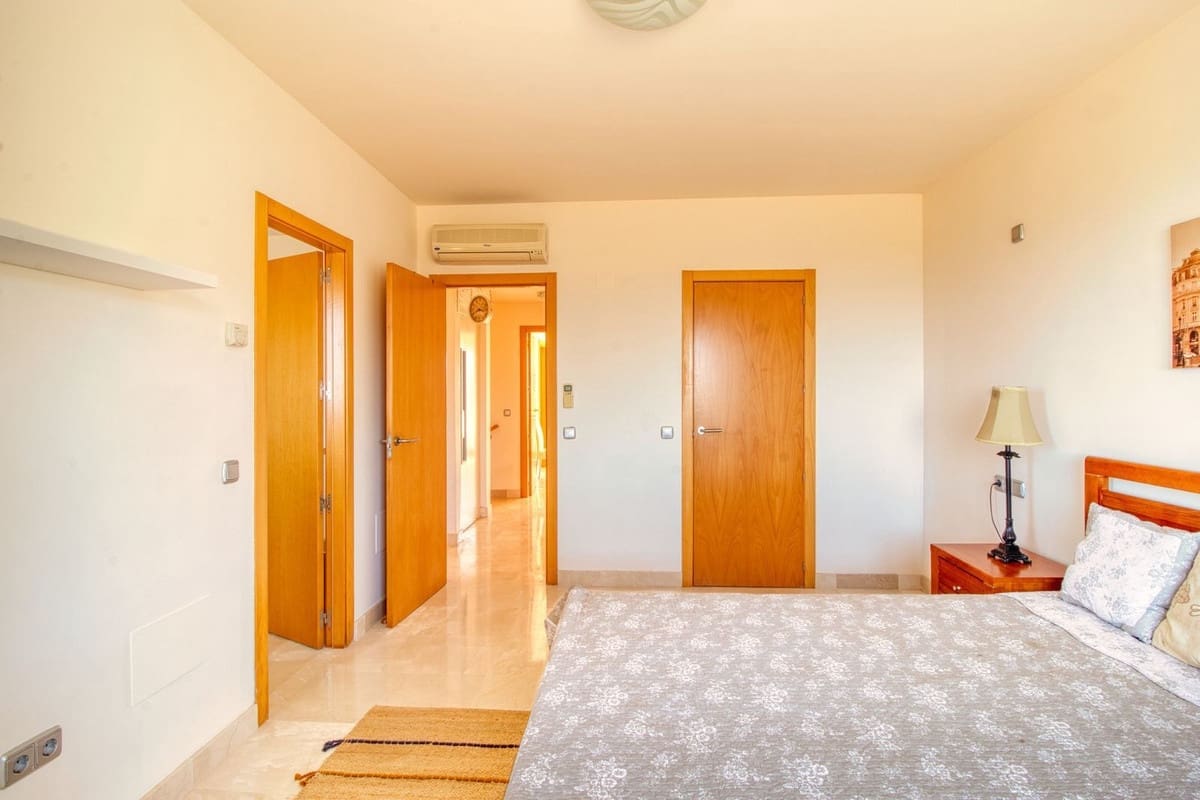 4 soverom Hus til salgs i Manilva med svømmebasseng garasje - € 545 000 (Ref: 9177942)