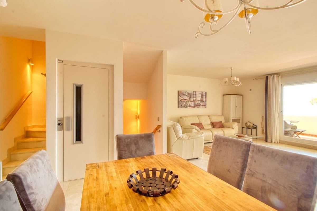 4 soverom Hus til salgs i Manilva med svømmebasseng garasje - € 545 000 (Ref: 9177942)