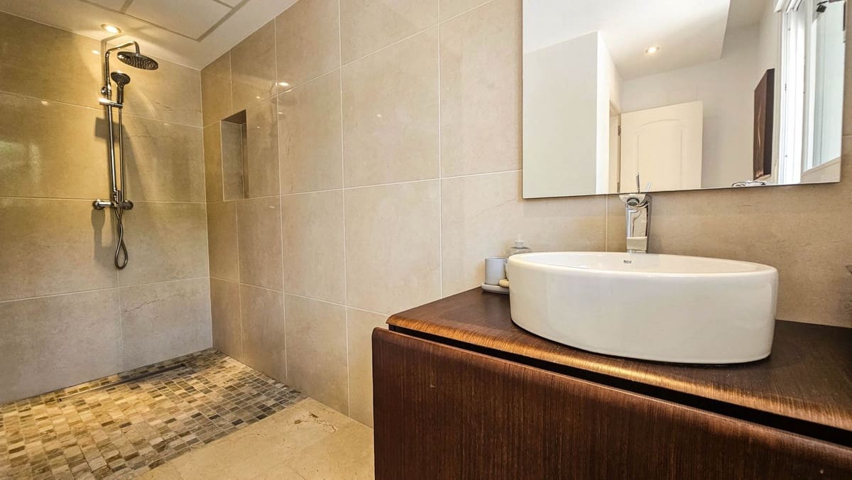 4 soveværelse Semi-Rækkehus til salg i La Duquesa / Puerto de la Duquesa med swimmingpool garage - € 695.000 (Ref: 9180447)