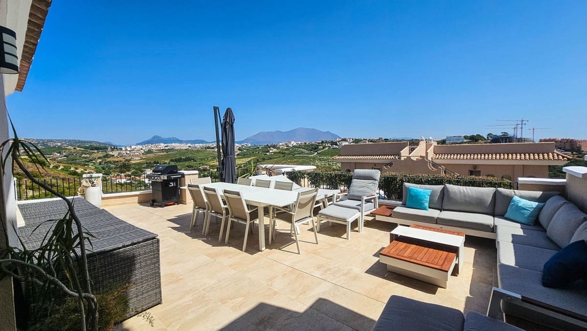 4 soverom Kjedet enebolig til salgs i La Duquesa / Puerto de la Duquesa med svømmebasseng garasje - € 695 000 (Ref: 9180447)