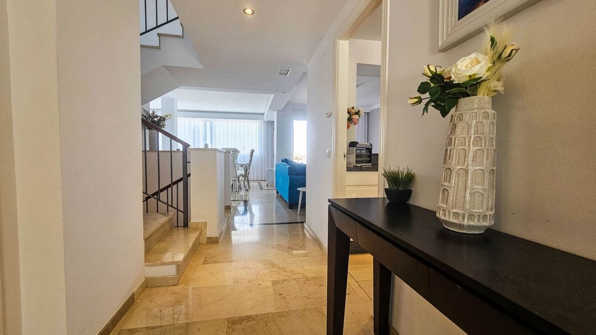 4 sypialnia Dom blizniak na sprzedaż w La Duquesa / Puerto de la Duquesa z basenem garażem - 695 000 € (Ref: 9180447)