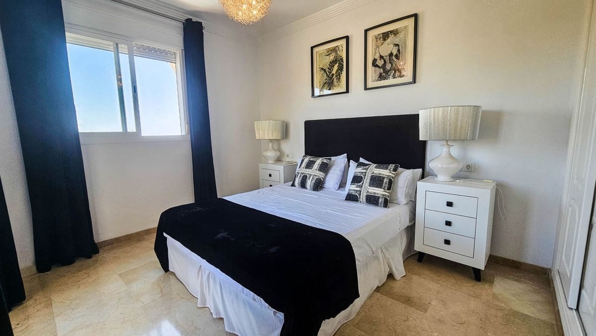 4 sypialnia Dom blizniak na sprzedaż w La Duquesa / Puerto de la Duquesa z basenem garażem - 695 000 € (Ref: 9180447)