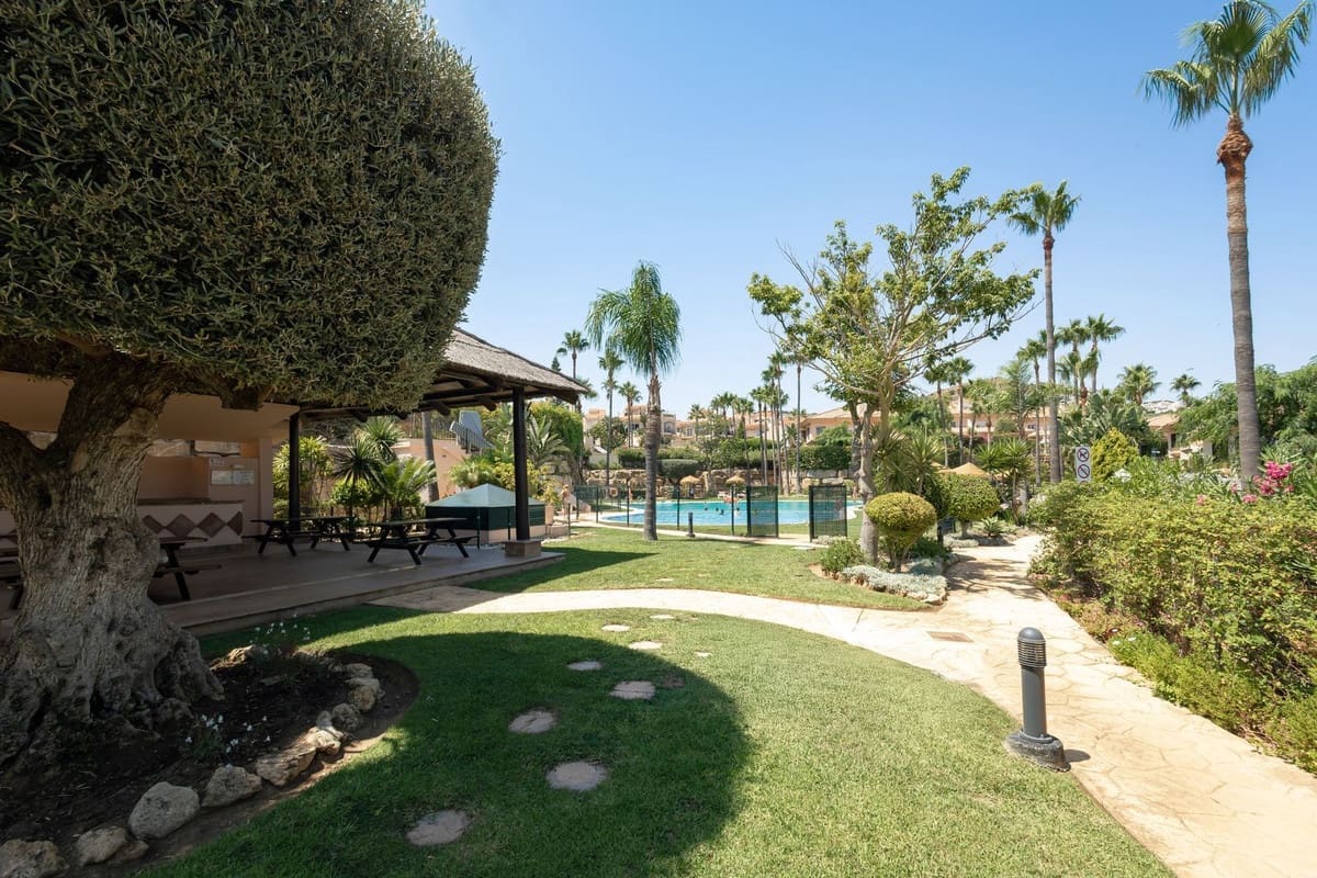 3 soveværelse Byhus til salg i Riviera del Sol med swimmingpool garage - € 520.000 (Ref: 9184244)