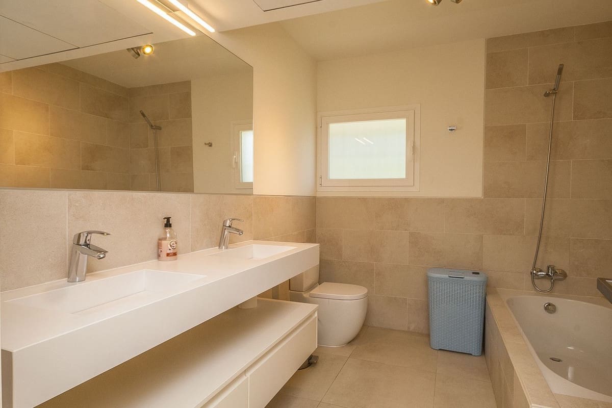 5 bedroom Villa for sale in Elviria with pool garage - € 1,549,000 (Ref: 9189318)