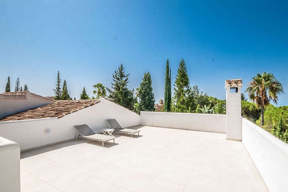 5 bedroom Villa for sale in Elviria with pool garage - € 1,549,000 (Ref: 9189318)