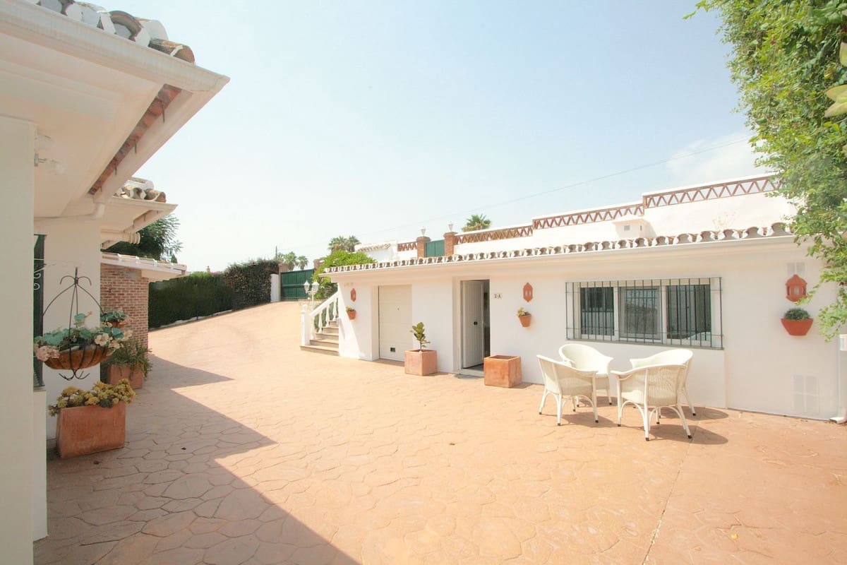 4 soveværelse Villa til salg i Mijas Golf med swimmingpool garage - € 1.295.000 (Ref: 9201590)