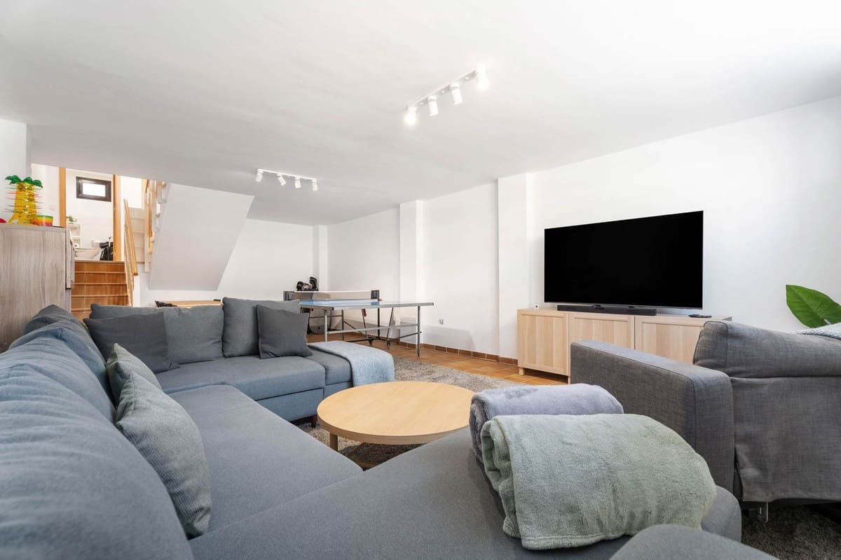 3 soveværelse Byhus til salg i Riviera del Sol med swimmingpool - € 495.000 (Ref: 9201592)