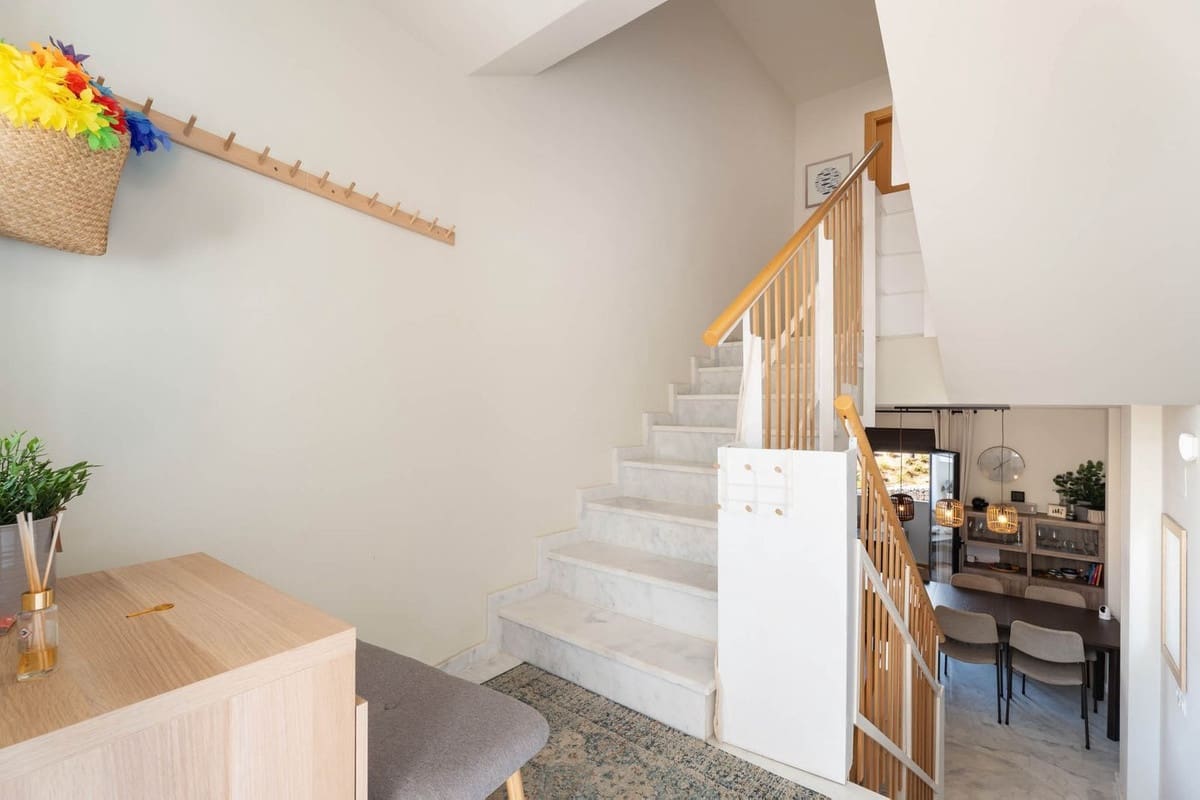 3 soveværelse Byhus til salg i Riviera del Sol med swimmingpool - € 495.000 (Ref: 9201592)