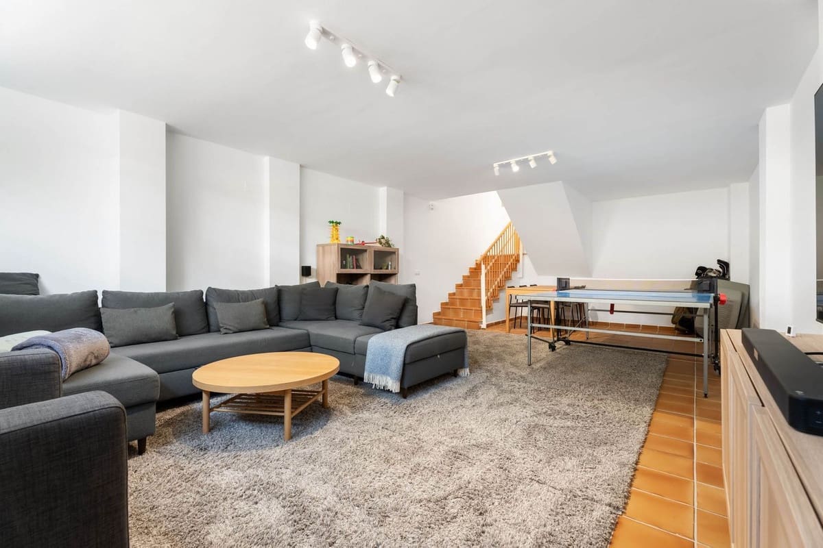 3 soveværelse Byhus til salg i Riviera del Sol med swimmingpool - € 495.000 (Ref: 9201592)