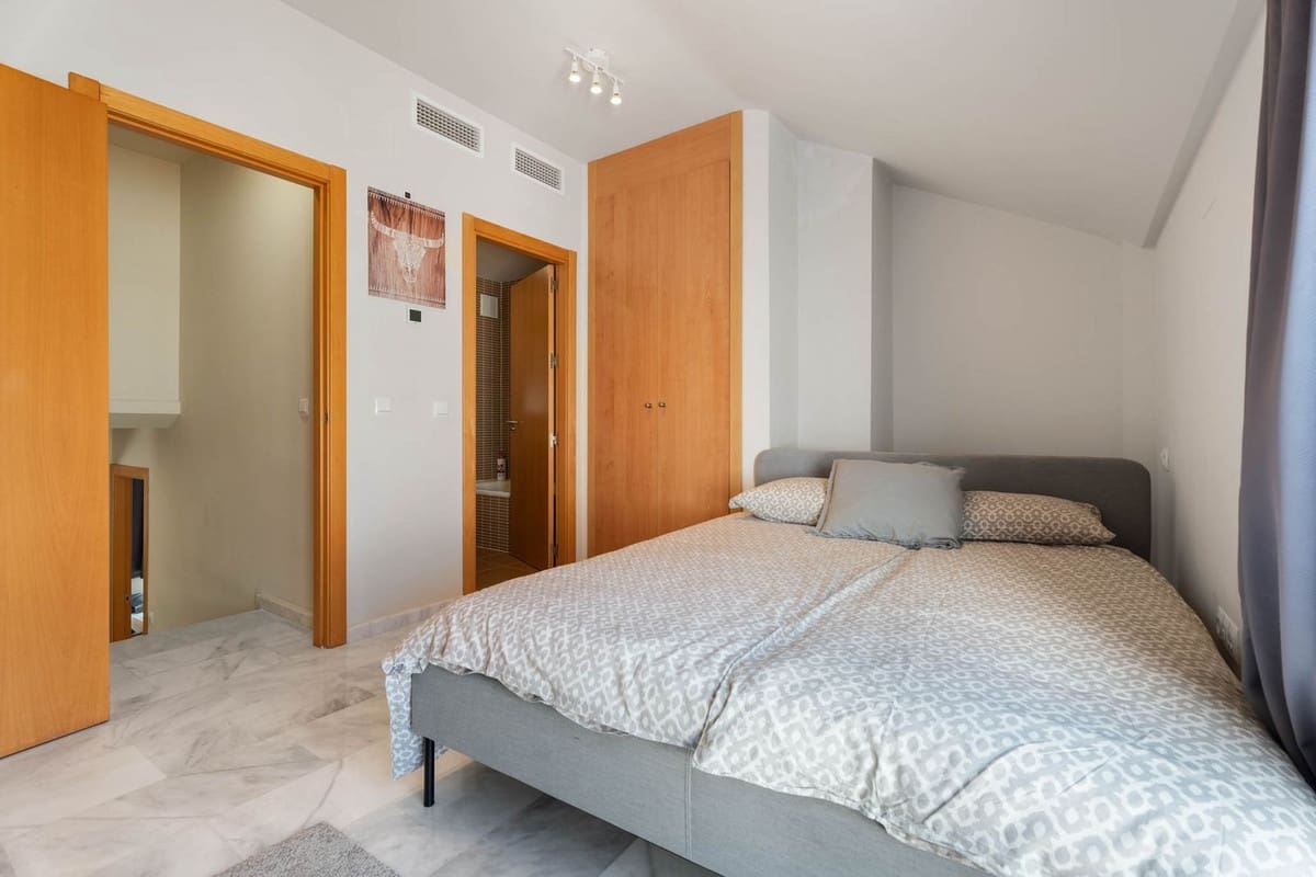 3 soveværelse Byhus til salg i Riviera del Sol med swimmingpool - € 495.000 (Ref: 9201592)