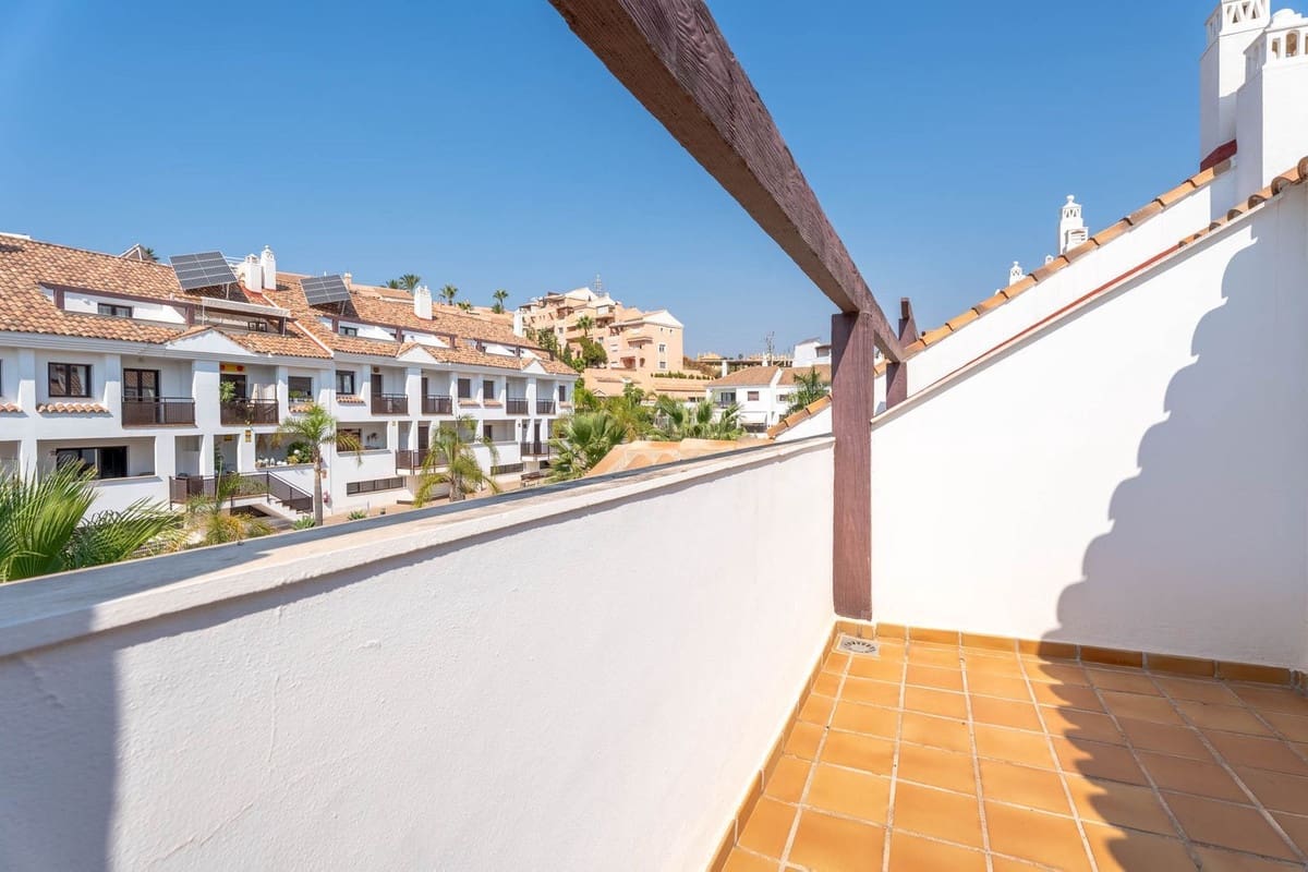 3 soveværelse Byhus til salg i Riviera del Sol med swimmingpool - € 495.000 (Ref: 9201592)