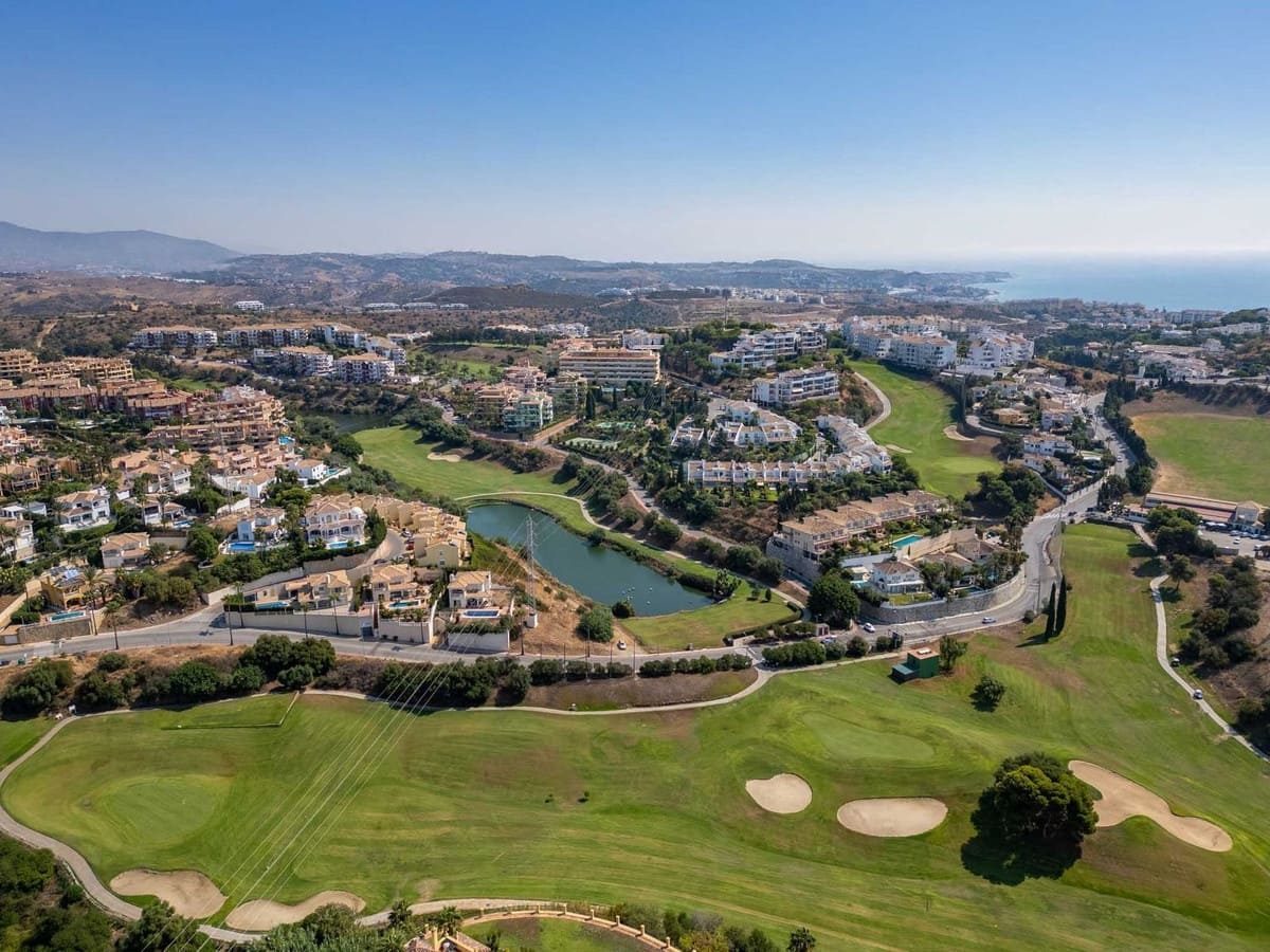 3 soveværelse Byhus til salg i Riviera del Sol med swimmingpool - € 495.000 (Ref: 9201592)