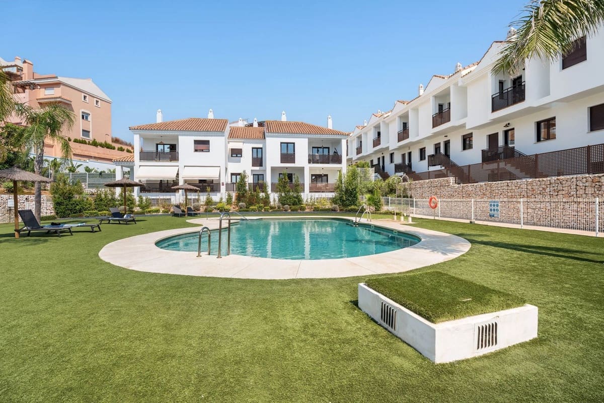 3 soveværelse Byhus til salg i Riviera del Sol med swimmingpool - € 495.000 (Ref: 9201592)