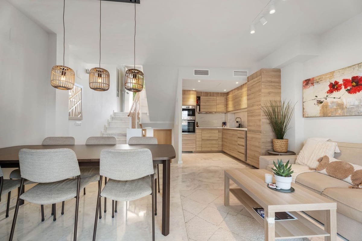 3 soveværelse Byhus til salg i Riviera del Sol med swimmingpool - € 495.000 (Ref: 9201592)