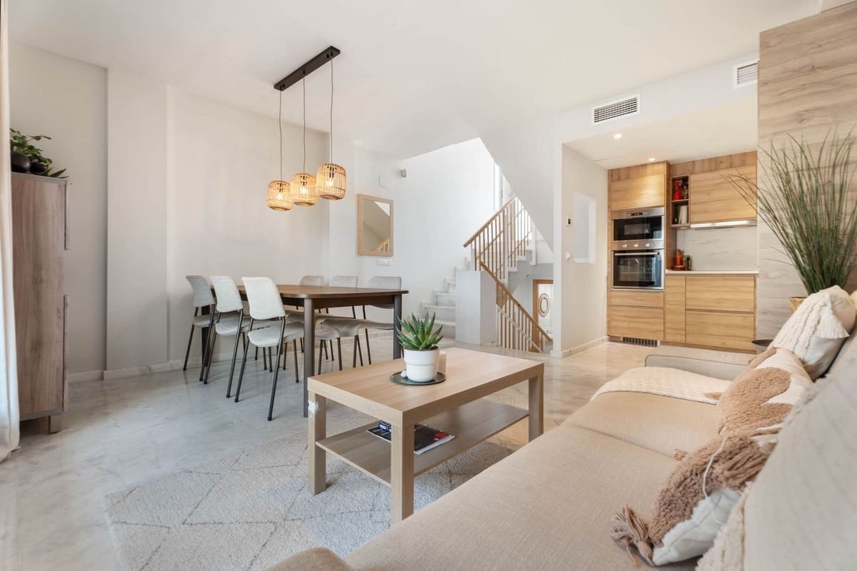 3 soveværelse Byhus til salg i Riviera del Sol med swimmingpool - € 495.000 (Ref: 9201592)