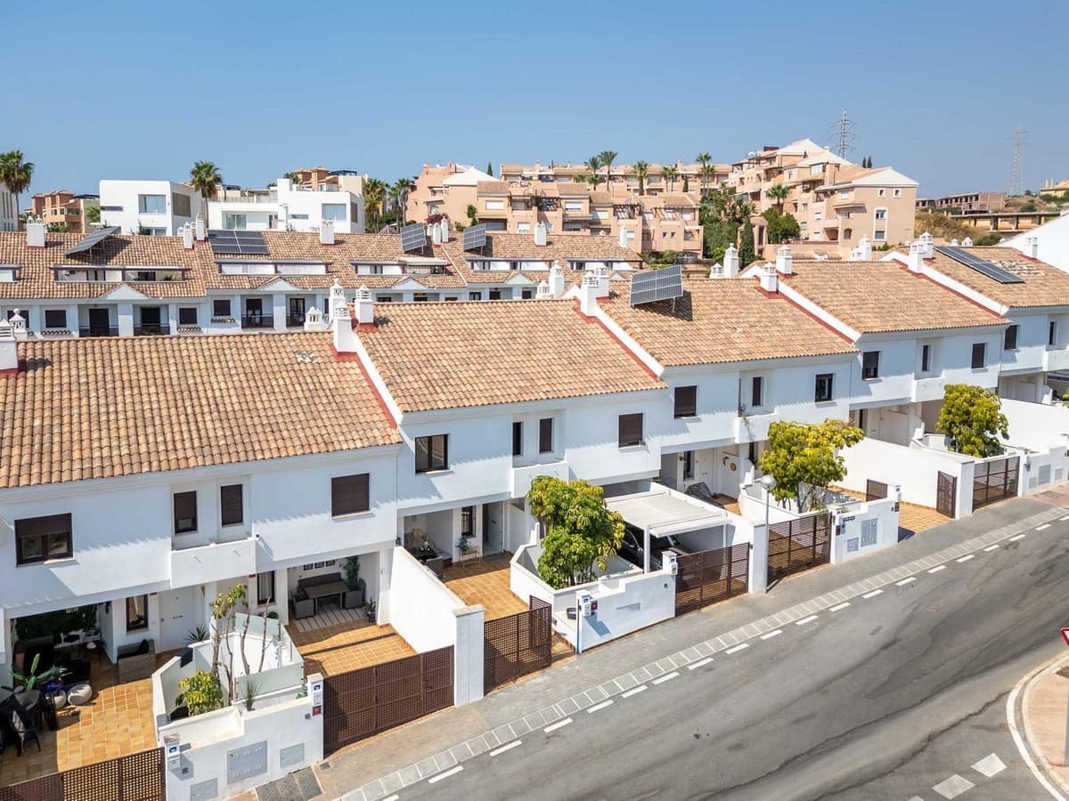 3 soveværelse Byhus til salg i Riviera del Sol med swimmingpool - € 495.000 (Ref: 9201592)