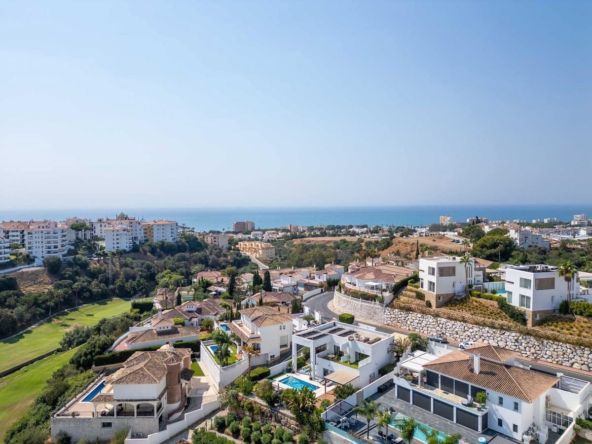 3 soveværelse Byhus til salg i Riviera del Sol med swimmingpool - € 495.000 (Ref: 9201592)