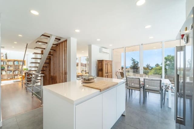 6 slaapkamer Villa te koop in Buenas Noches, Estepona met zwembad garage - € 1.600.000 (Ref: 9216790)