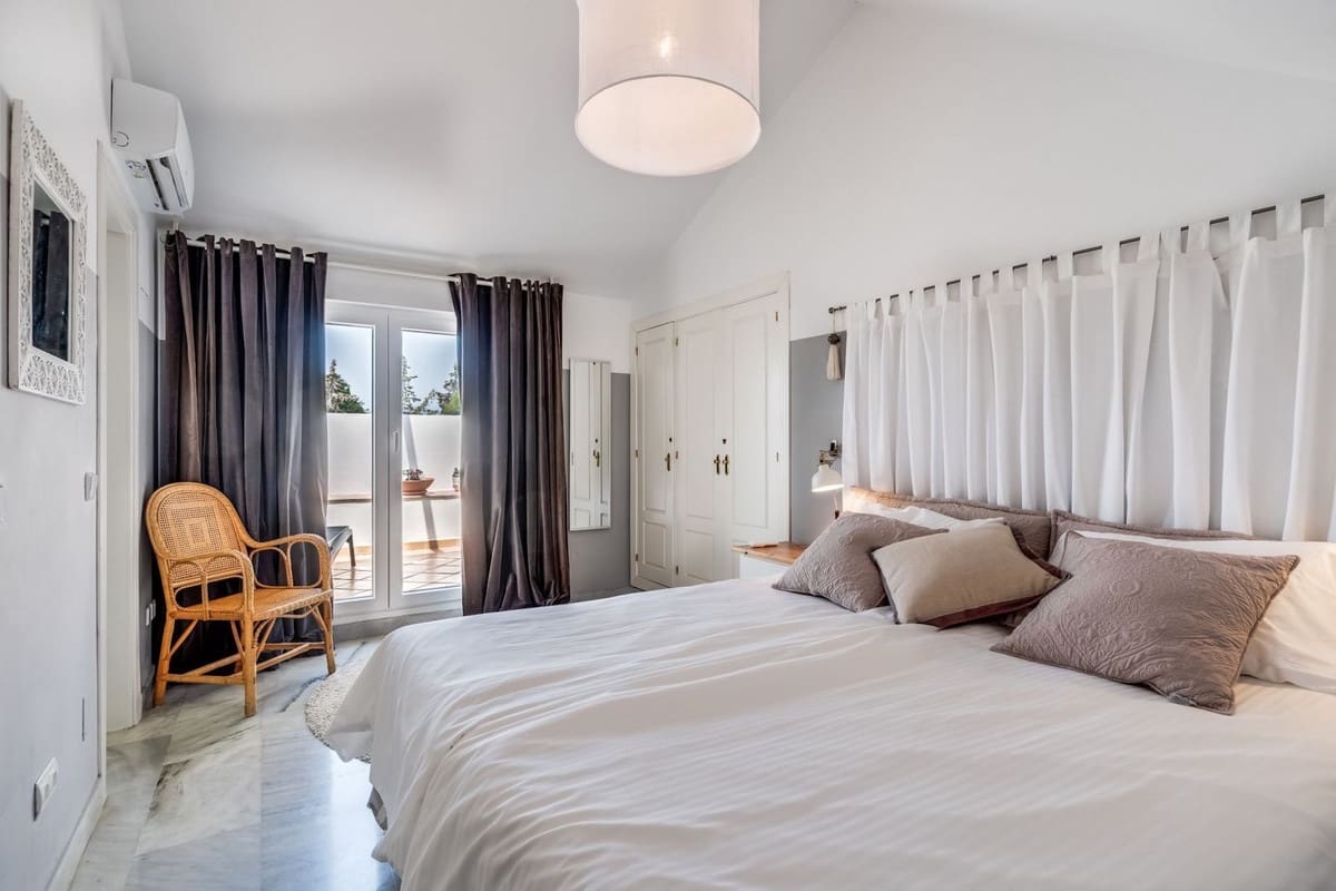 2 soveværelse Lejlighed til salg i Nueva Andalucia med swimmingpool garage - € 560.000 (Ref: 9219008)