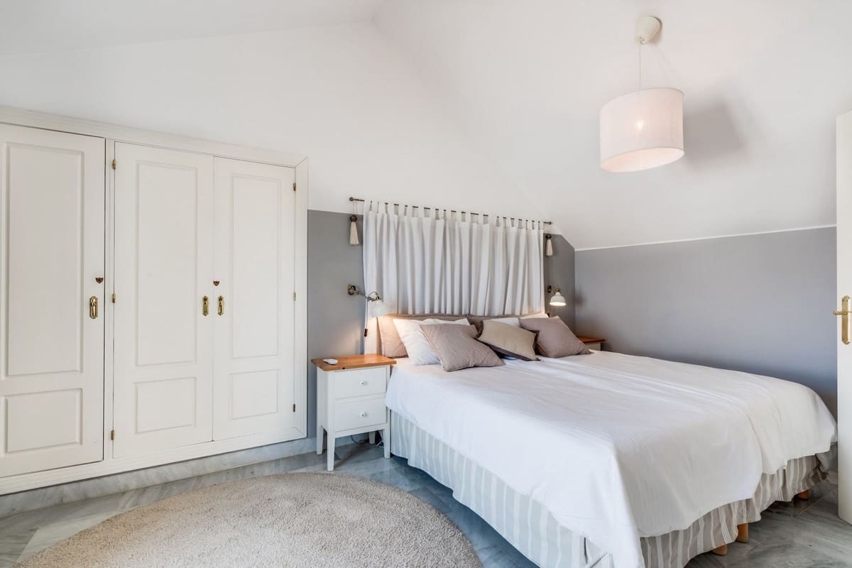 2 soverom Leilighet til salgs i Nueva Andalucia med svømmebasseng garasje - € 560 000 (Ref: 9219008)