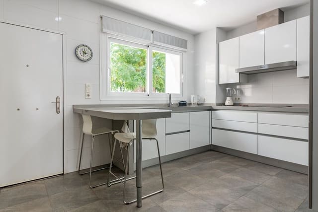 4 sypialnia Willa na sprzedaż w Marbella z garażem - 2 250 000 € (Ref: 9219009)