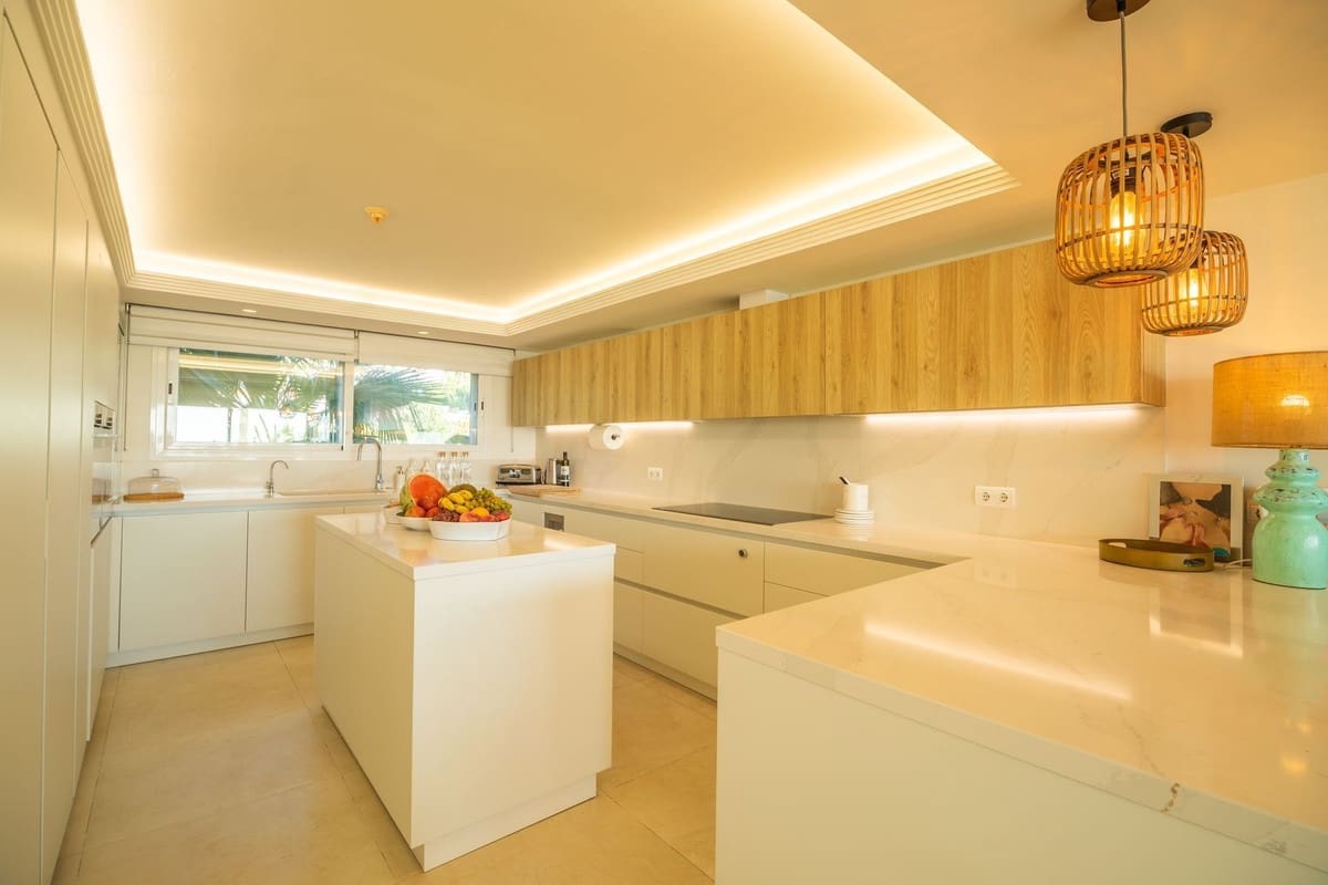 3 slaapkamer Appartement te koop in Estepona met zwembad garage - € 1.100.000 (Ref: 9231985)