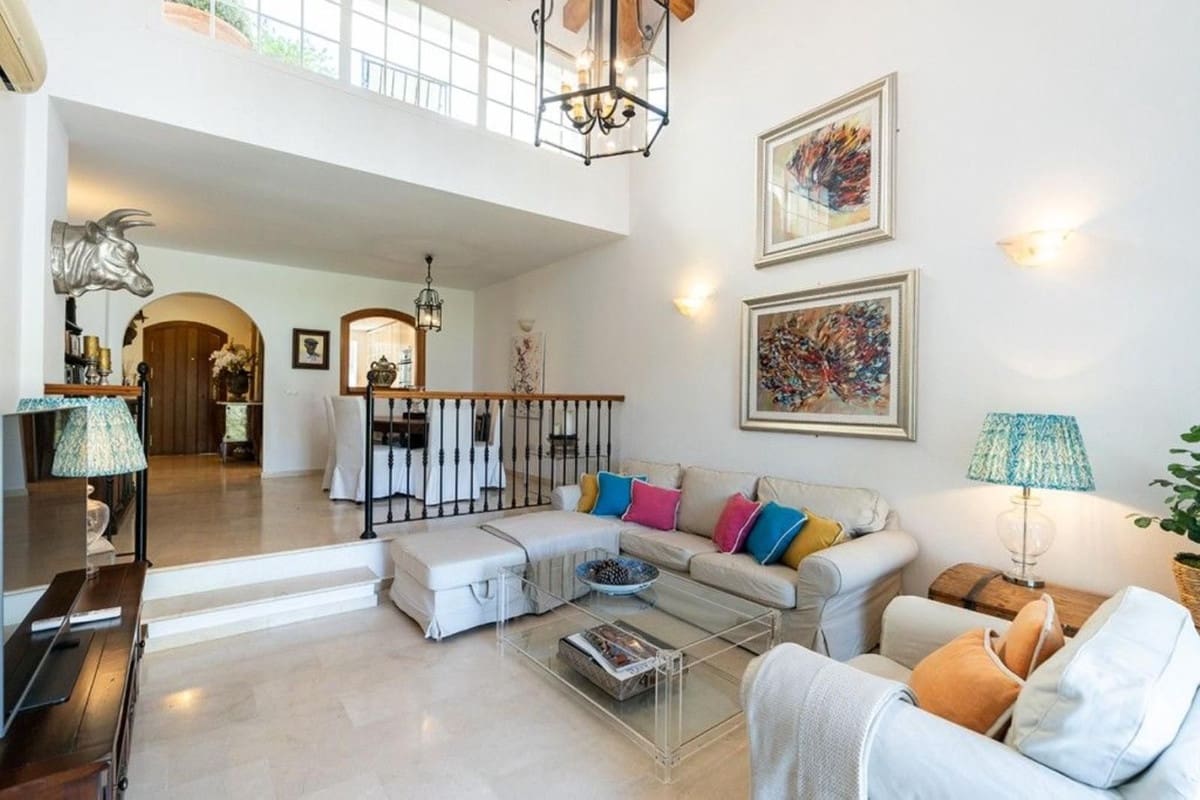 3 makuuhuone Omakotitalo myytävänä paikassa Riviera del Sol mukana uima-altaan 
autotalli - 625 000 € (Ref: 9234073)