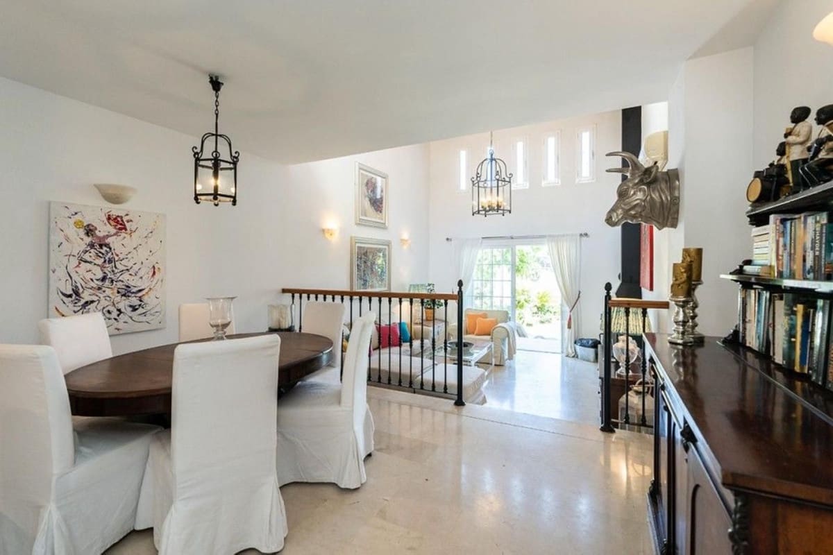 3 makuuhuone Omakotitalo myytävänä paikassa Riviera del Sol mukana uima-altaan 
autotalli - 625 000 € (Ref: 9234073)