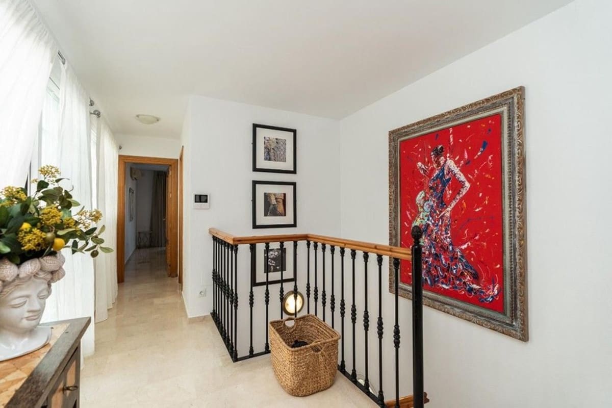 3 makuuhuone Omakotitalo myytävänä paikassa Riviera del Sol mukana uima-altaan 
autotalli - 625 000 € (Ref: 9234073)