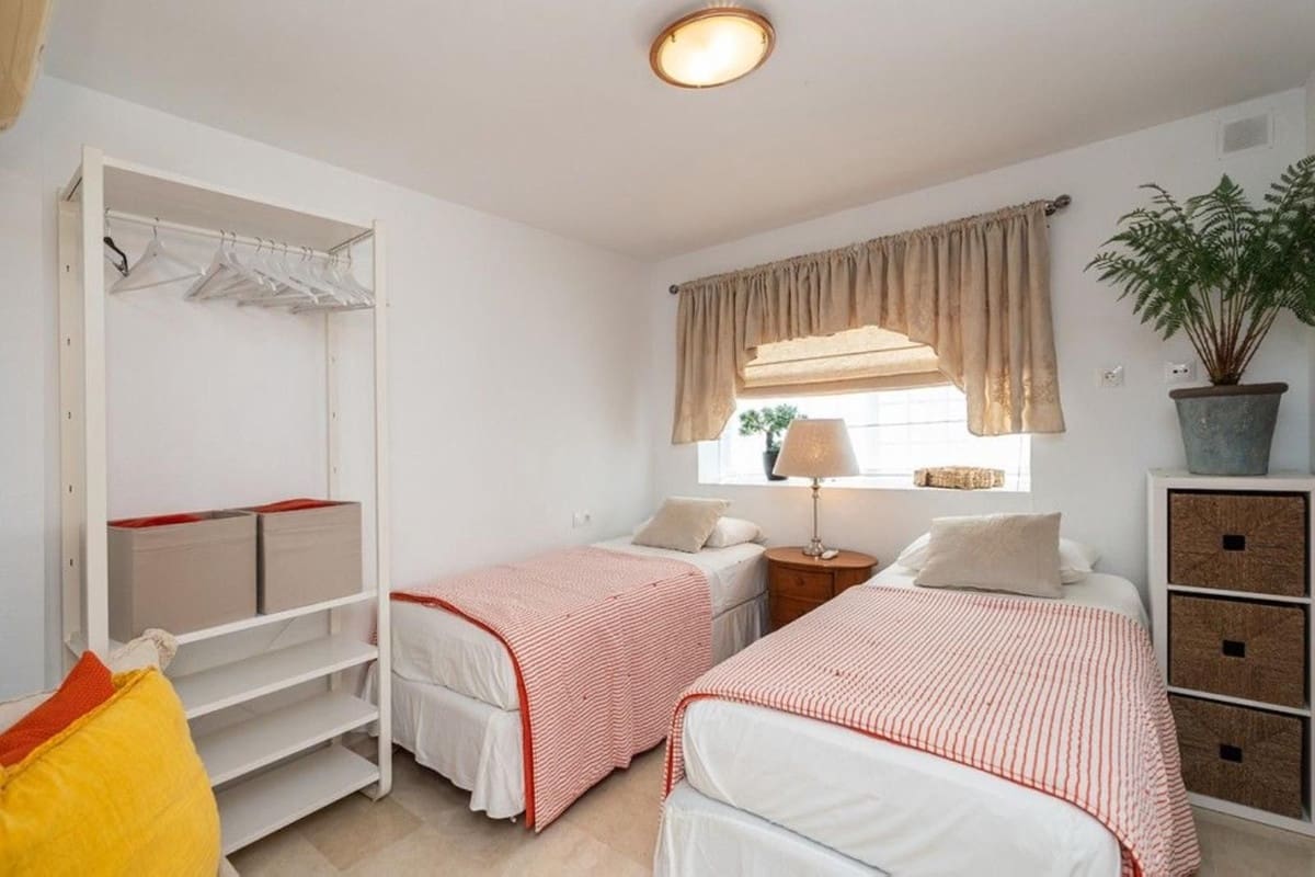 3 makuuhuone Omakotitalo myytävänä paikassa Riviera del Sol mukana uima-altaan 
autotalli - 625 000 € (Ref: 9234073)