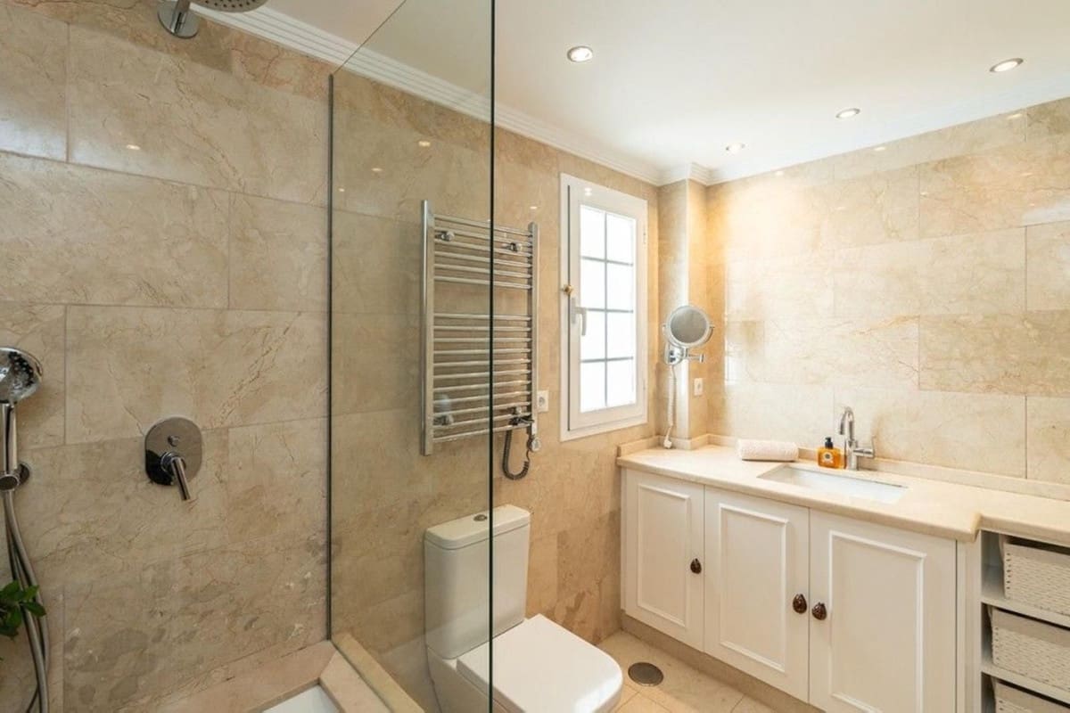 3 makuuhuone Omakotitalo myytävänä paikassa Riviera del Sol mukana uima-altaan 
autotalli - 625 000 € (Ref: 9234073)