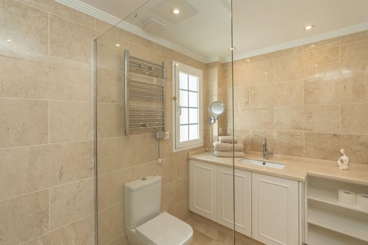 3 makuuhuone Omakotitalo myytävänä paikassa Riviera del Sol mukana uima-altaan 
autotalli - 625 000 € (Ref: 9234073)