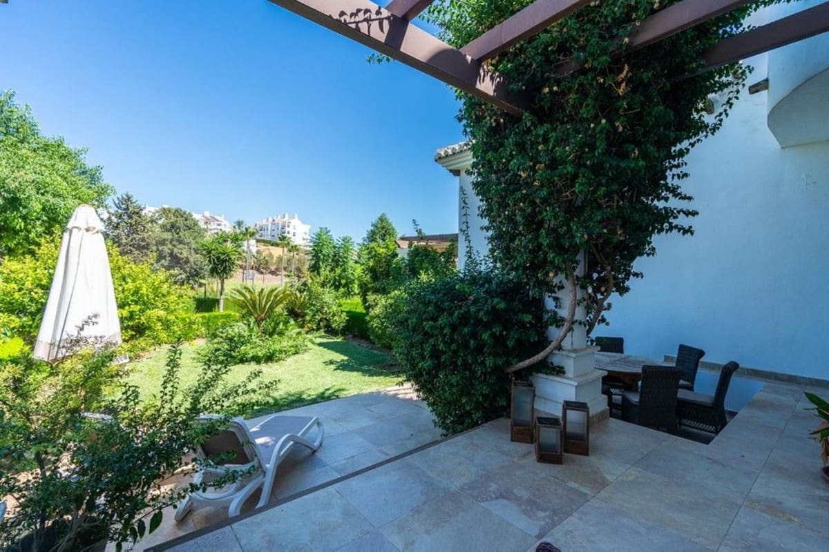 3 makuuhuone Omakotitalo myytävänä paikassa Riviera del Sol mukana uima-altaan 
autotalli - 625 000 € (Ref: 9234073)