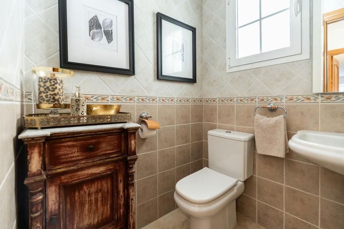 3 makuuhuone Omakotitalo myytävänä paikassa Riviera del Sol mukana uima-altaan 
autotalli - 625 000 € (Ref: 9234073)