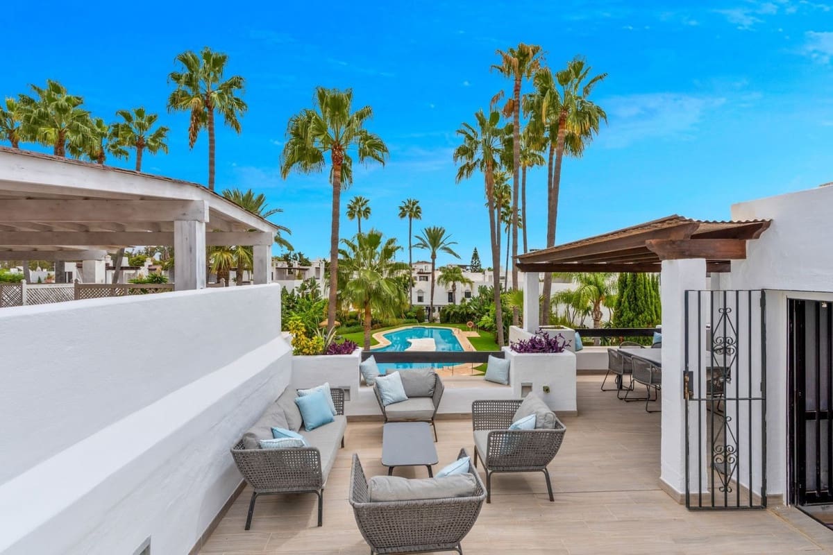 4 soveværelse Byhus til salg i San Pedro de Alcantara med swimmingpool garage - € 1.095.000 (Ref: 9234074)