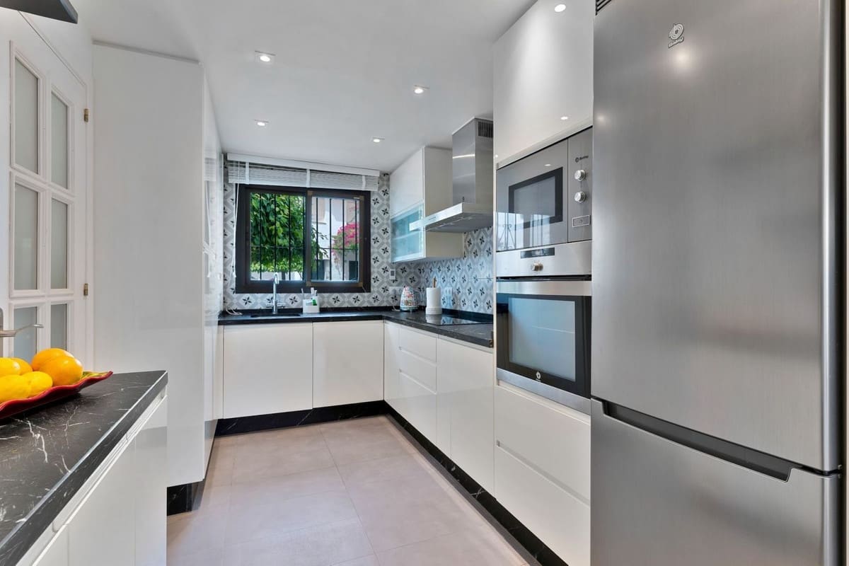 4 soveværelse Byhus til salg i San Pedro de Alcantara med swimmingpool garage - € 1.095.000 (Ref: 9234074)