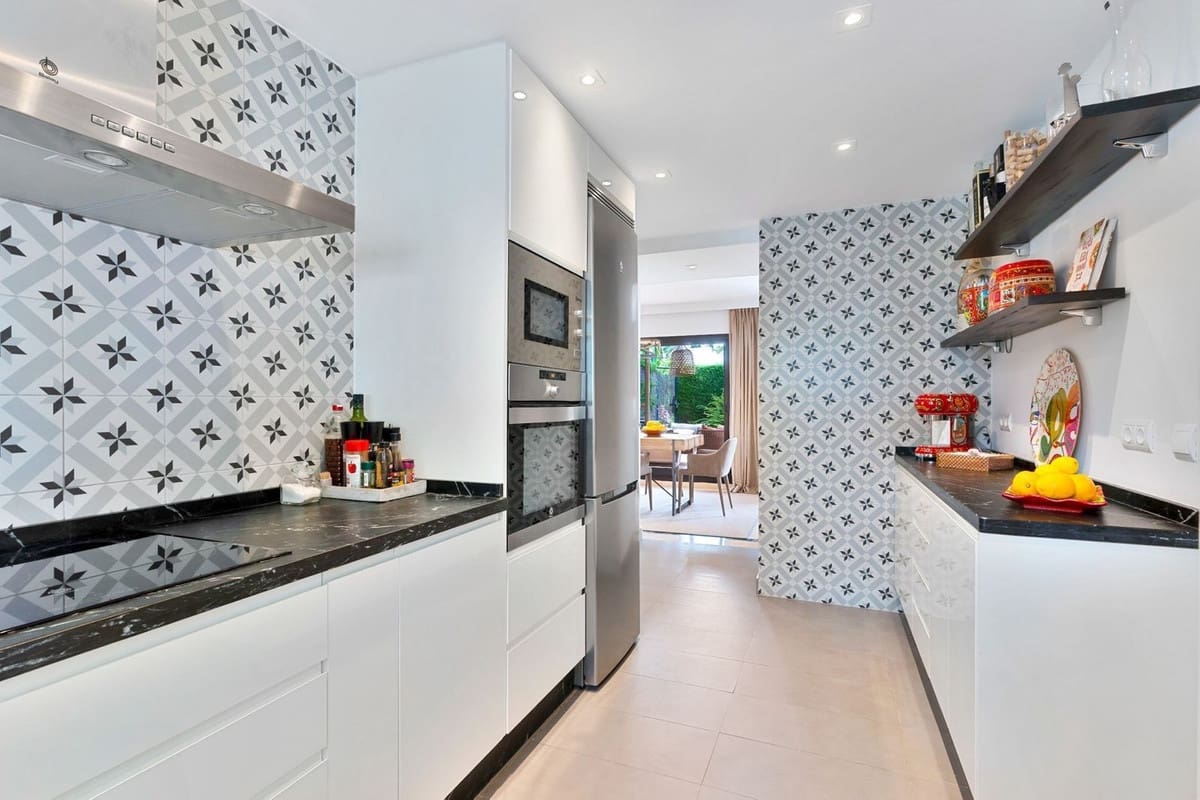 4 soveværelse Byhus til salg i San Pedro de Alcantara med swimmingpool garage - € 1.095.000 (Ref: 9234074)