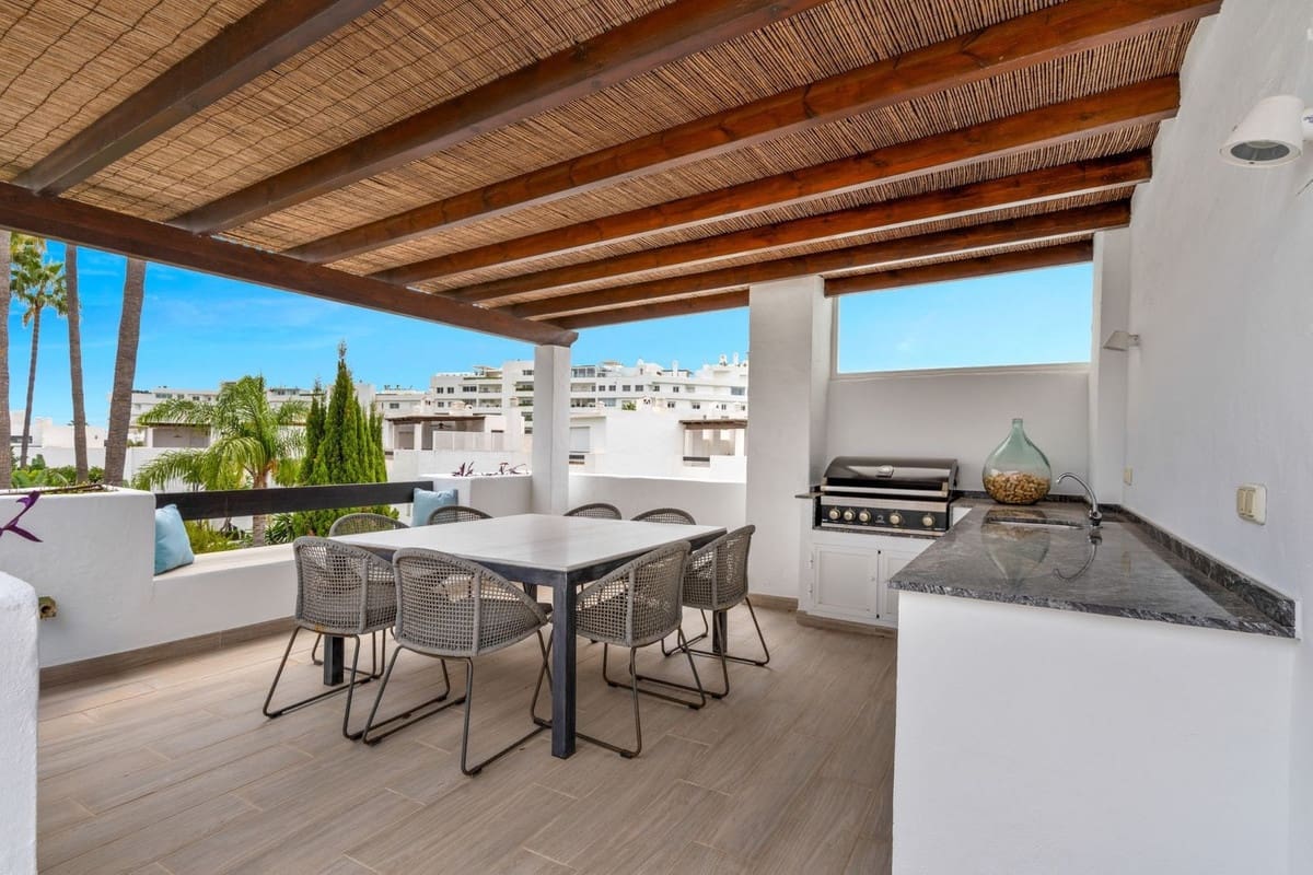 4 soveværelse Byhus til salg i San Pedro de Alcantara med swimmingpool garage - € 1.095.000 (Ref: 9234074)