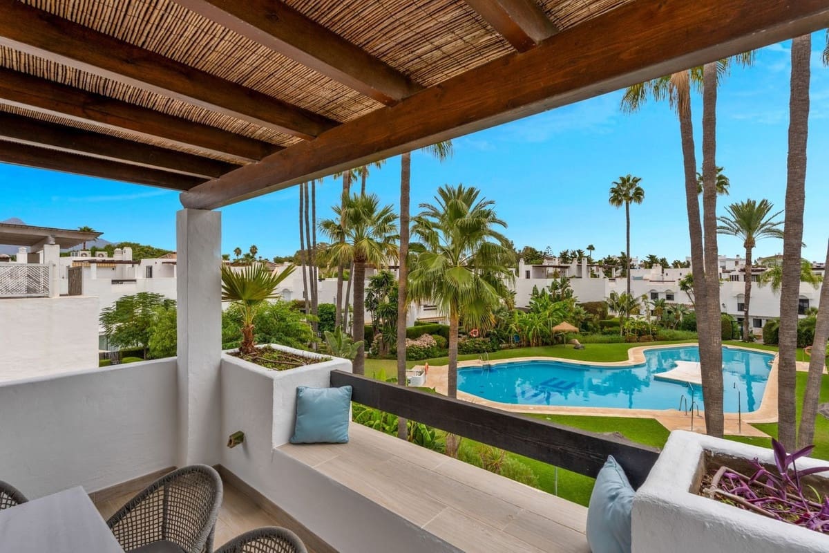 4 soveværelse Byhus til salg i San Pedro de Alcantara med swimmingpool garage - € 1.095.000 (Ref: 9234074)