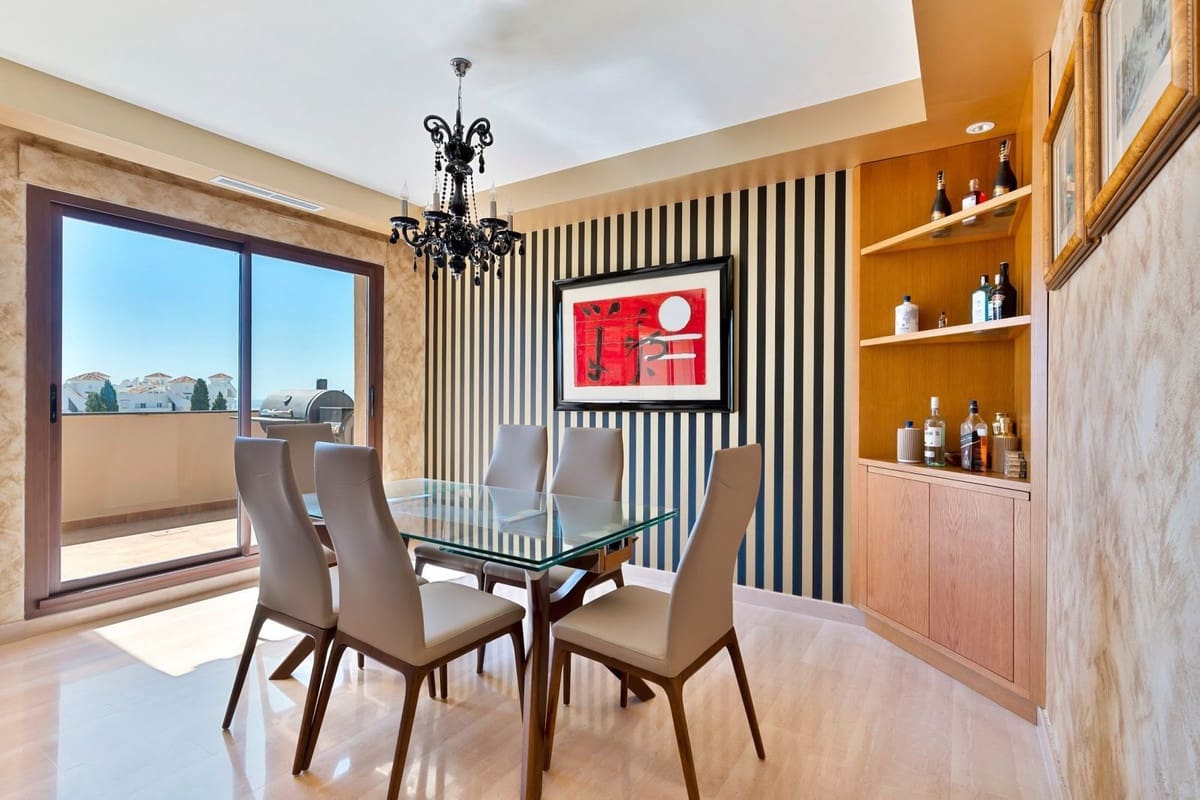 3 sypialnia Penthouse na sprzedaż w Nueva Andalucia z basenem garażem - 1 495 000 € (Ref: 9251540)