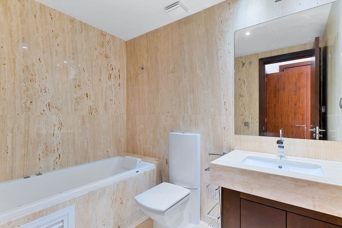 3 sypialnia Penthouse na sprzedaż w Nueva Andalucia z basenem garażem - 1 495 000 € (Ref: 9251540)