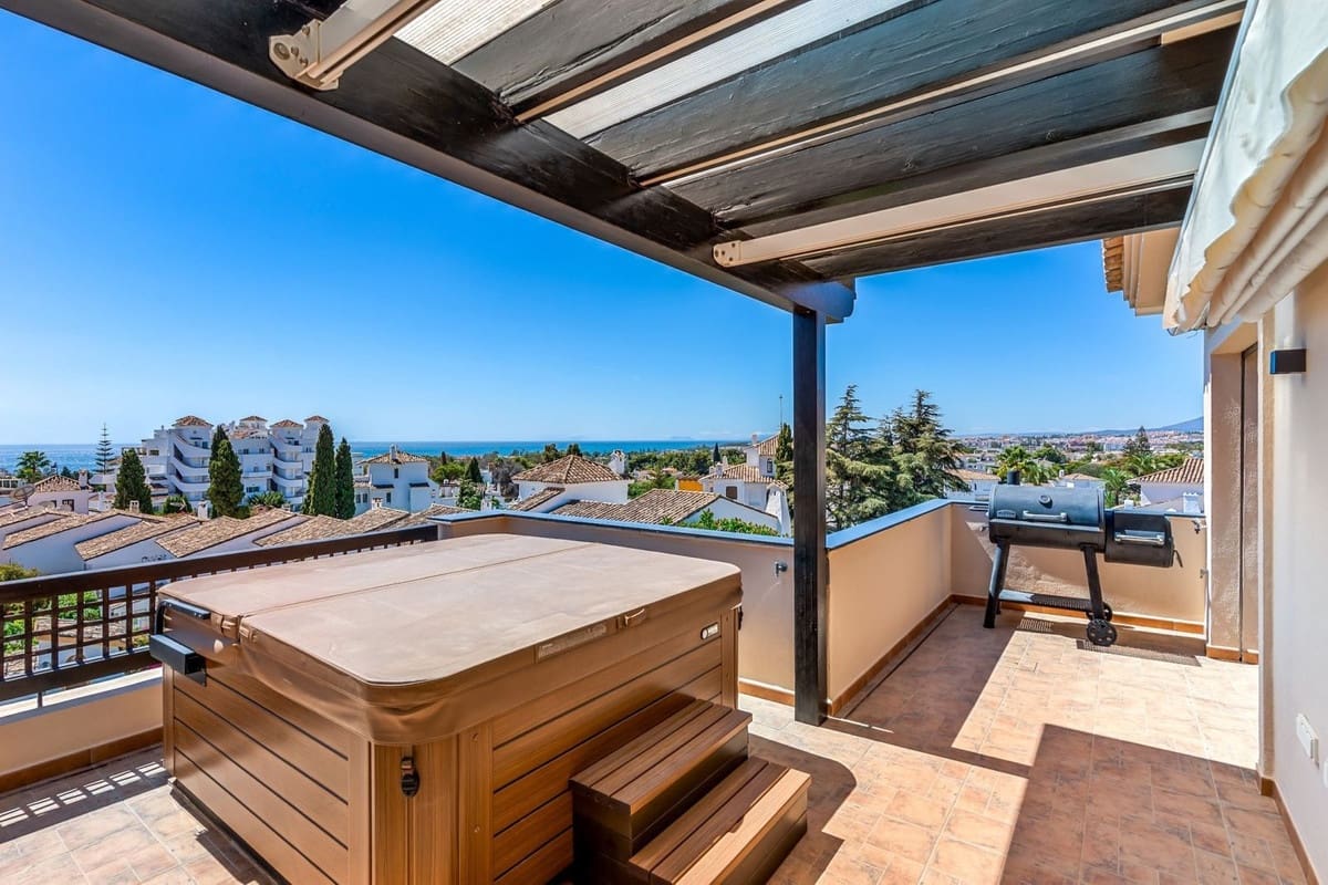 3 sypialnia Penthouse na sprzedaż w Nueva Andalucia z basenem garażem - 1 495 000 € (Ref: 9251540)