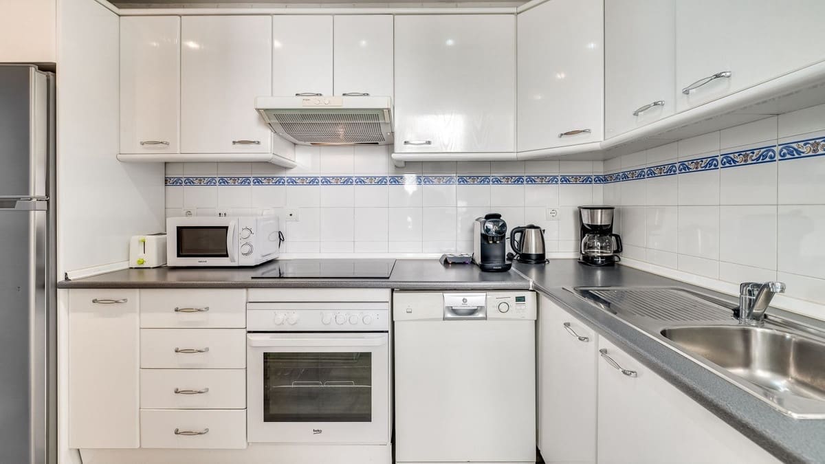 3 bedroom Apartment for sale in Puerto Banus with pool - € 850,000 (Ref: 9254036)