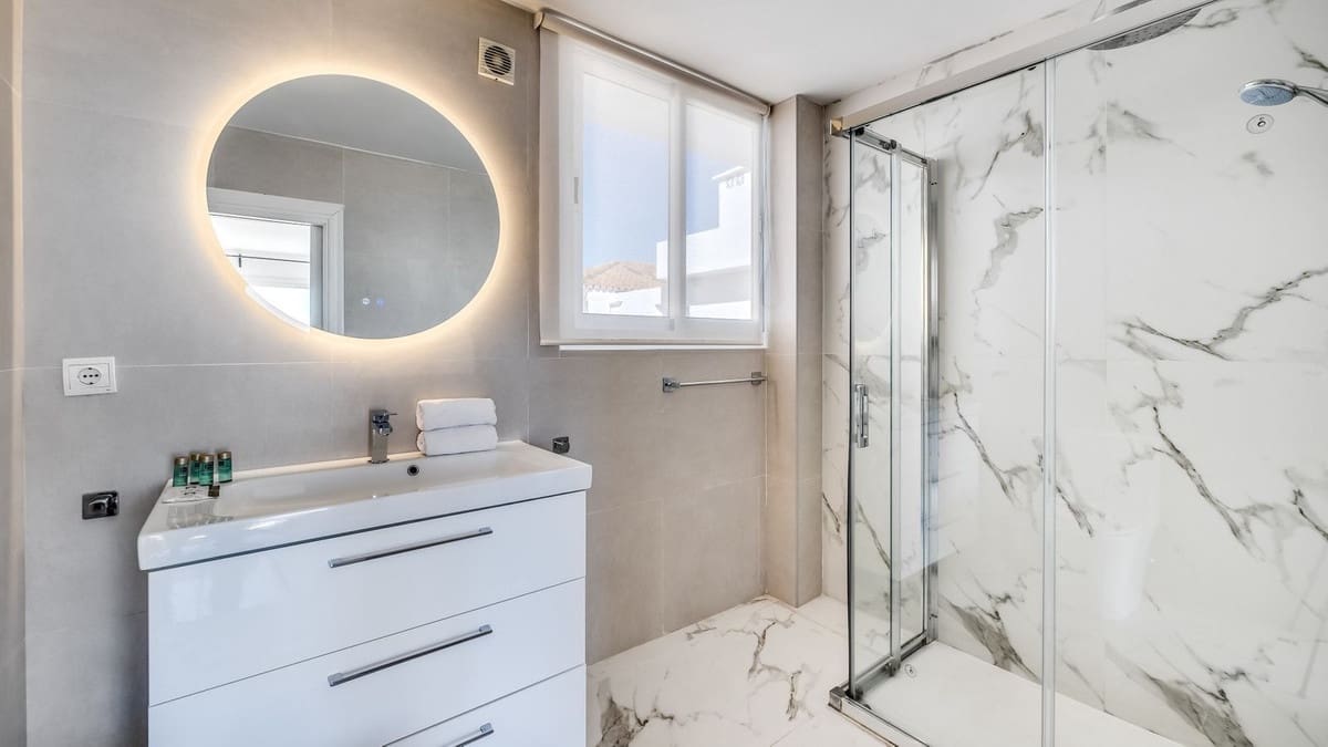 3 bedroom Apartment for sale in Puerto Banus with pool - € 850,000 (Ref: 9254036)