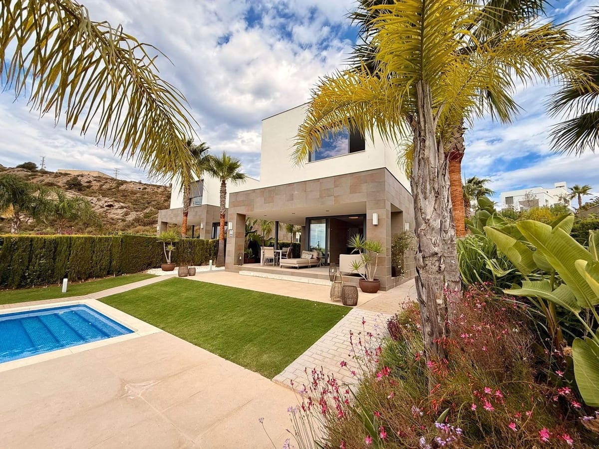 4 sypialnia Willa na sprzedaż w Manilva z basenem garażem - 1 075 000 € (Ref: 9254037)