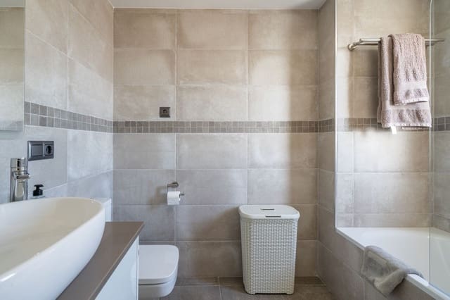 2 sypialnia Apartament na sprzedaż w Estepona z basenem garażem - 575 000 € (Ref: 9265635)