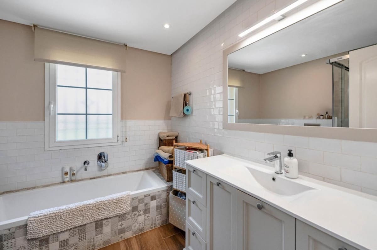 3 soveværelse Semi-Rækkehus til salg i Guadalmina med swimmingpool garage - € 795.000 (Ref: 9265636)