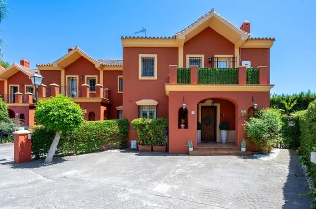 3 soverom Kjedet enebolig til salgs i Guadalmina Alta, Marbella med svømmebasseng garasje - € 795 000 (Ref: 9265636)