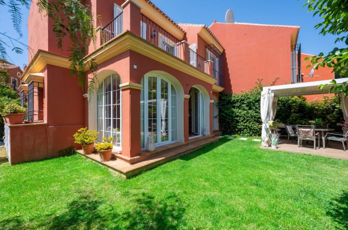 3 soveværelse Semi-Rækkehus til salg i Guadalmina med swimmingpool garage - € 795.000 (Ref: 9265636)